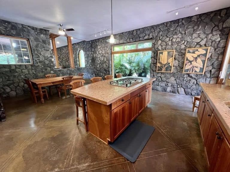 yeskit Cliffs @ Kaloli Point, an exquisite retreat just one lot from the deep blue Pacific Ocean, located on the highly sought-after Kaloli Point of Hawaiian Paradise Park.